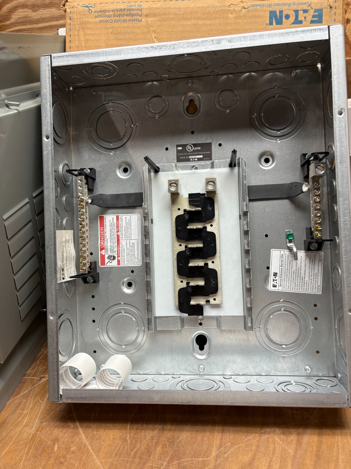 Eaton Indoor 125A Main Lug Box BR1224L125 Surface/Flus Cover Included