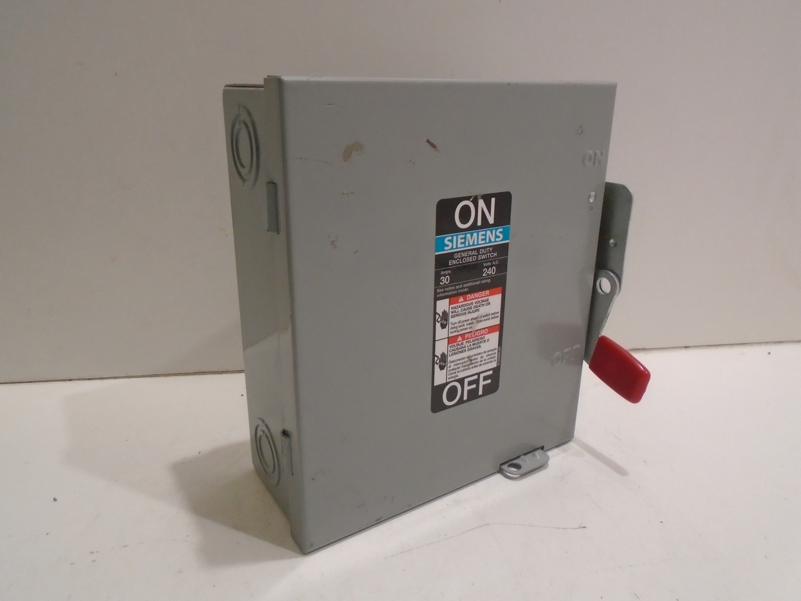 SIEMENS GNF321 ENCLOSED GENERAL DUTY SWITCH TYPE 1 30A 240V