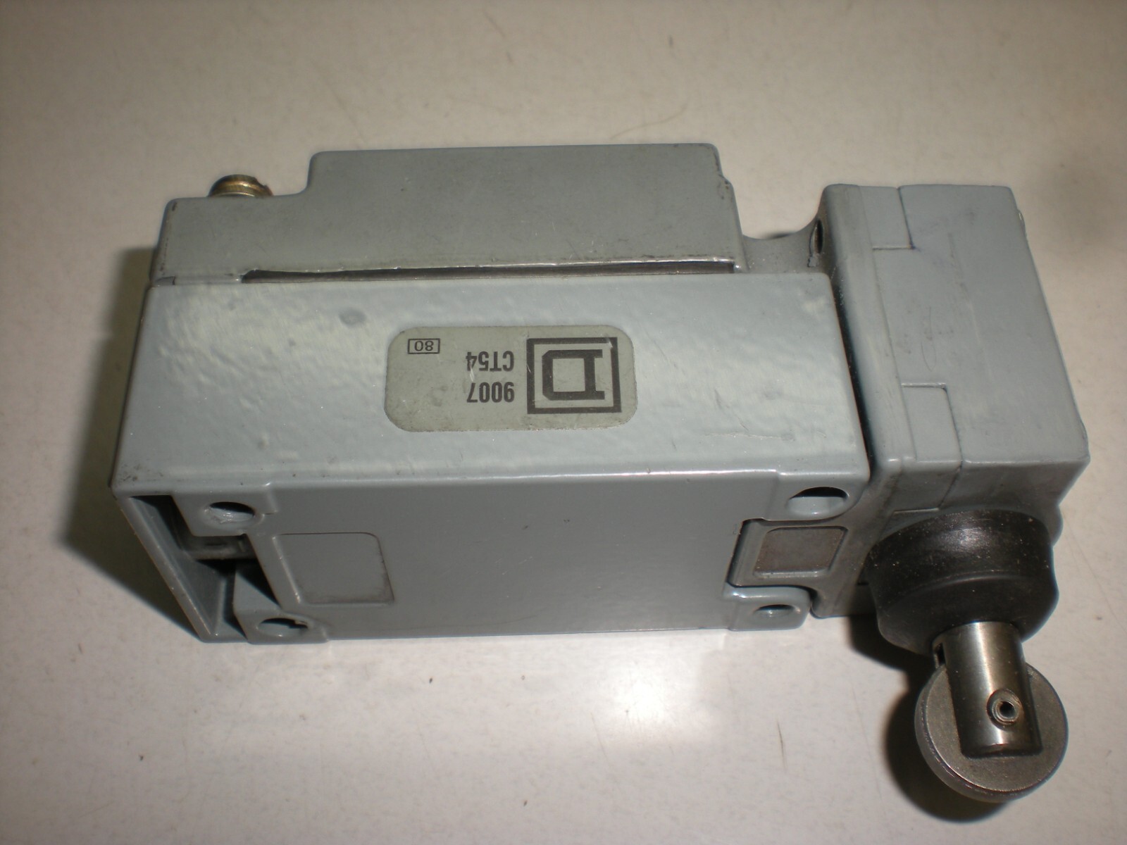 Square D C54F Limit Switch with Roller Plunger – (1)NO and (1) NC – Tests OK