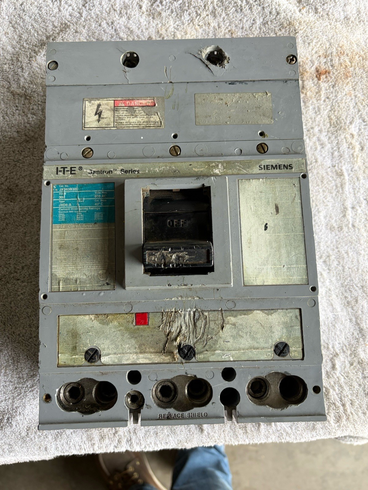 Siemens / ITE Sentron 300 Amp Circuit Breaker 600 VAC 3 Pole JXD63B300