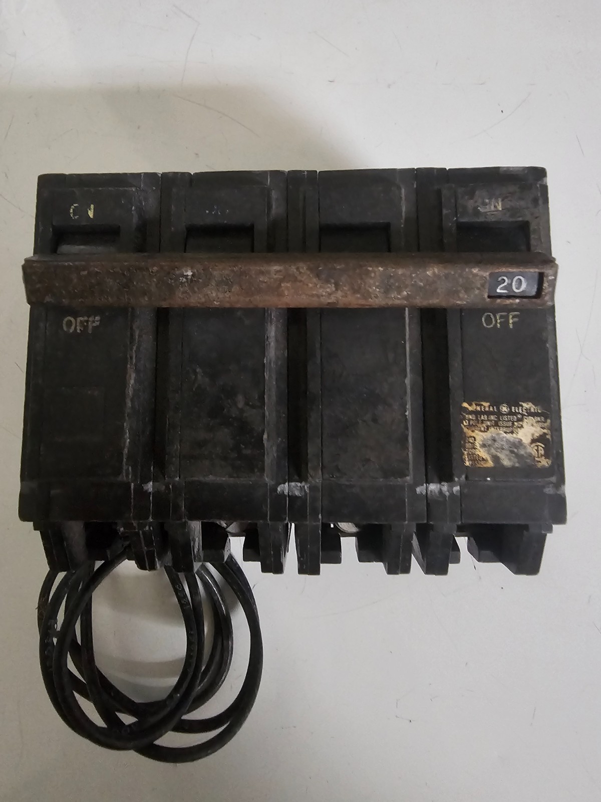 GE TQST1MOD2 3 POLE 20 AMP 120/240 VAC SHUNT TRIP BOLT ON BREAKER MISSING SCREWS