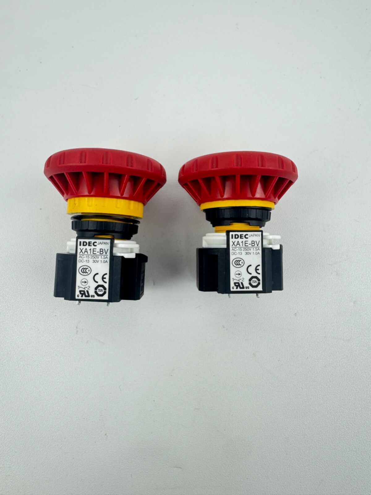x2 IDEC XA1E-BV302VR EMERGENCY STOP BUTTON AC15 250V 1.5A DC13 30V 1.0A 2NC