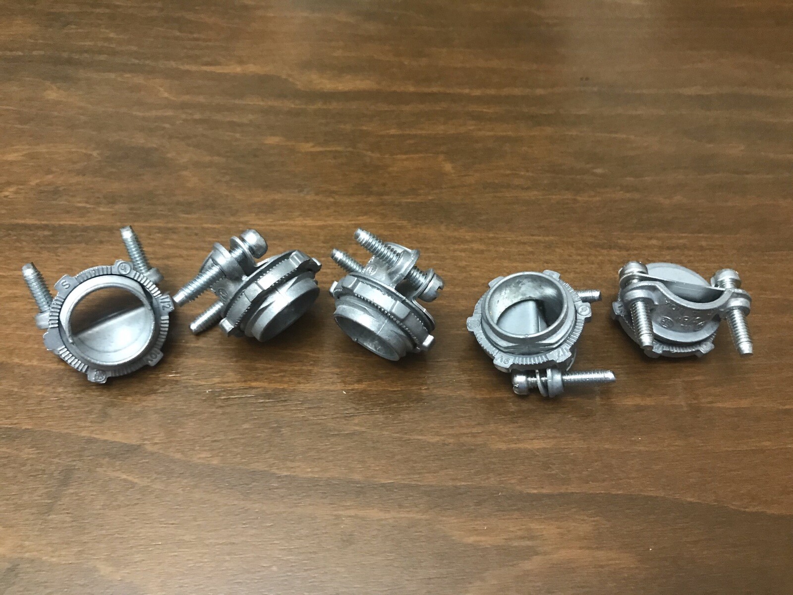 NM CABLE CONNECTORS-3/8 TO 1/2″-PACK OF 5-DIE CAST-PHILLIPS OR STRAIGHT SCREWS
