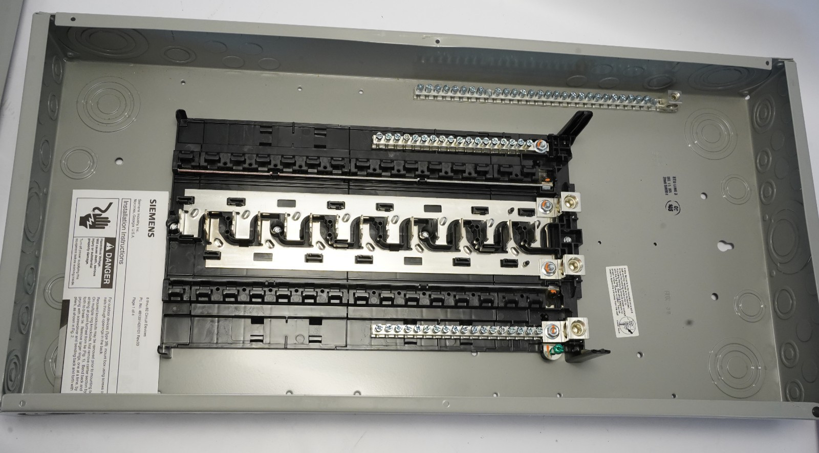 SIEMENS SN3048L1200 main lug load center 200A 30 spaces 48 circuits 3 w 120/240V
