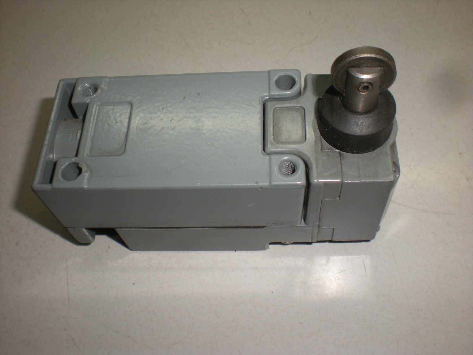 Square D C54F Limit Switch with Roller Plunger – (1)NO and (1) NC – Tests OK