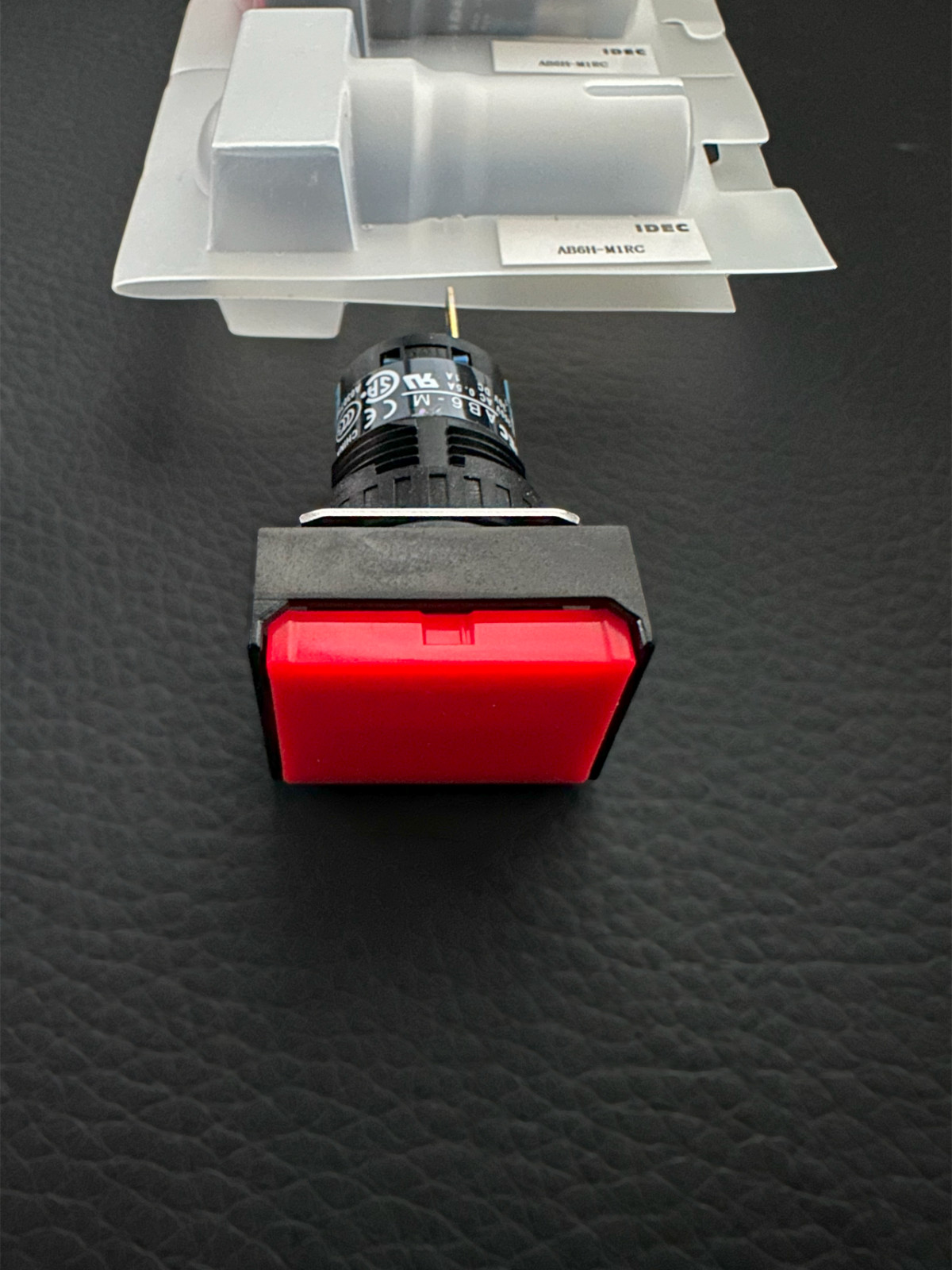 AB6H-A1WC IDEC Rectangular Non-Illuminated Pushbutton Momentary IP40 3Pin
