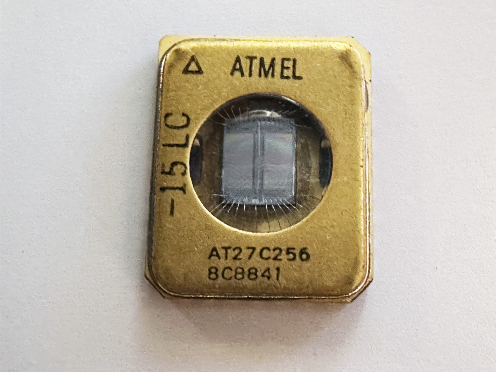 AT27C256-15LC AT27C256 ATMEL 256Kbit 32Kx8 UV Erasable EPROM Ceramic Gold LCC-32