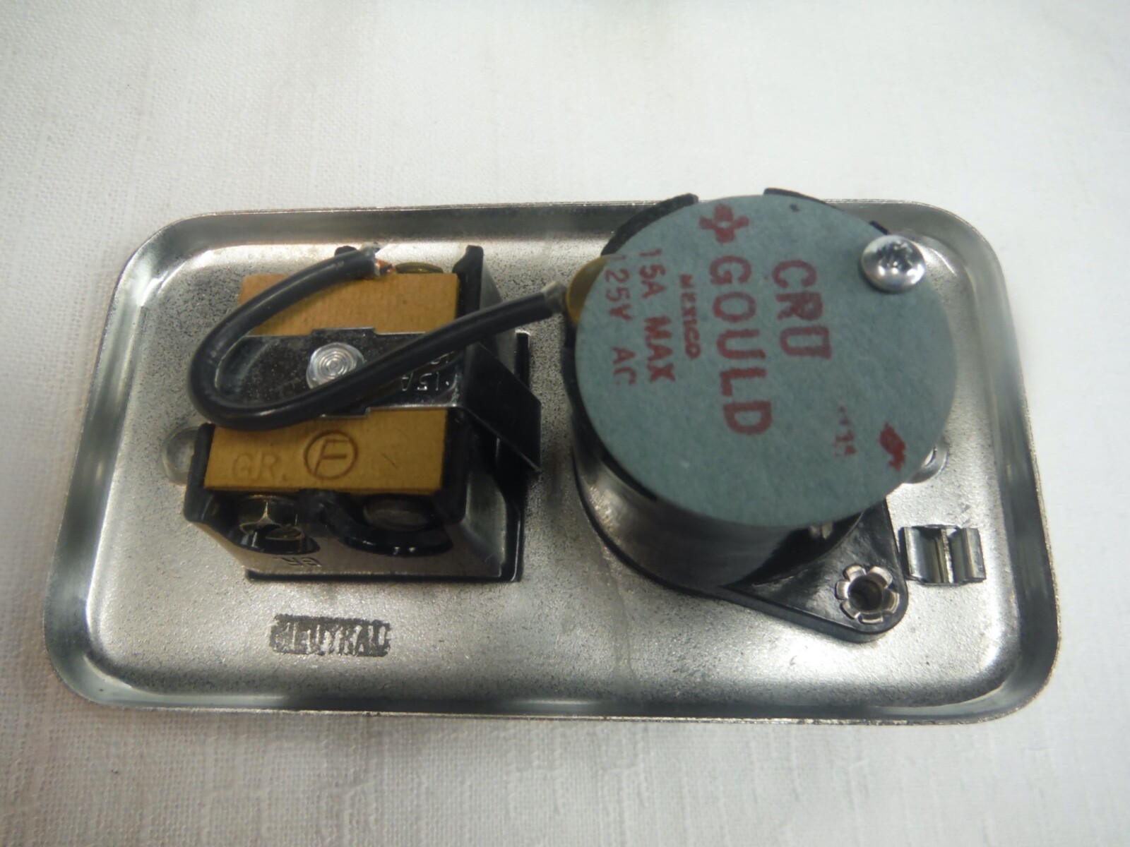 Ferraz Shawmut Circuit Breaker and Receptacle 15A and 125V a set of 20 units