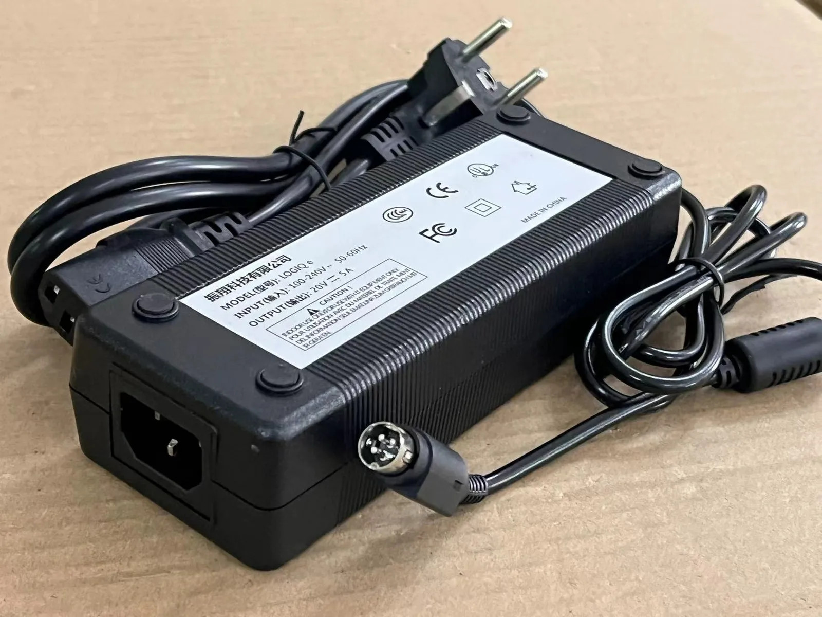 1x 4-pin plug LOGIQ e, power supply