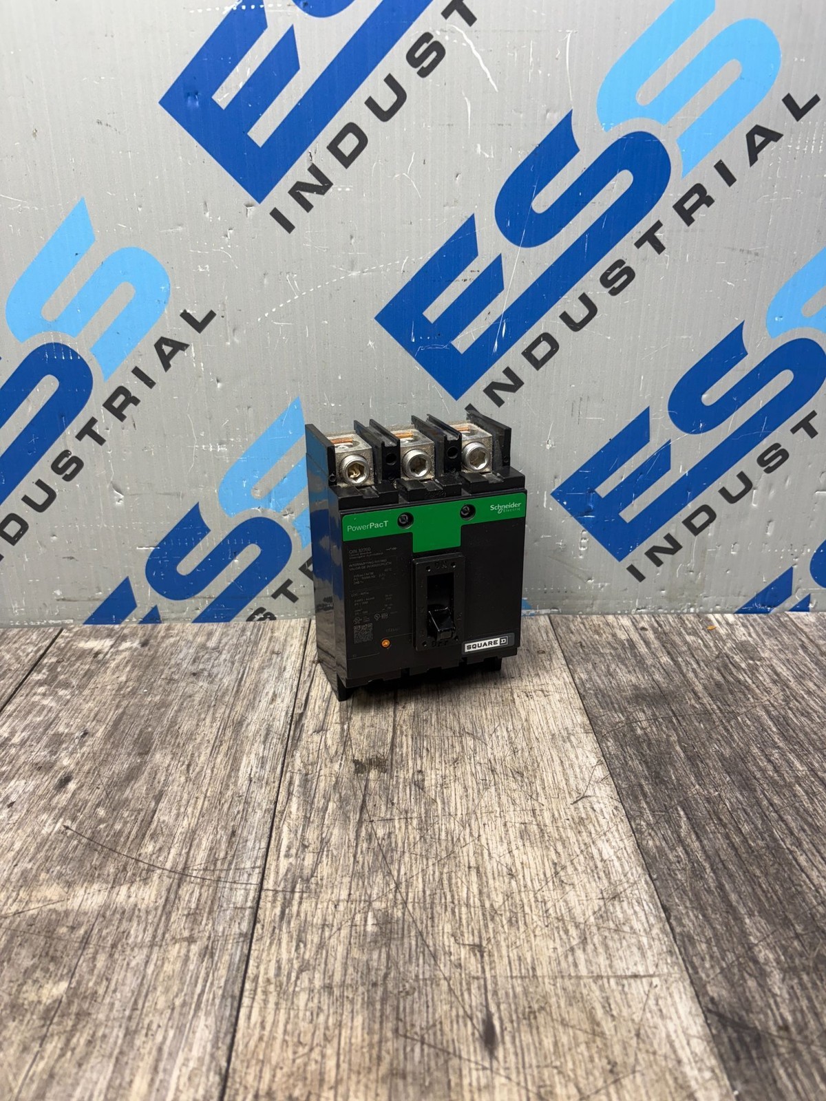 SQUARE D QBL32200 200A 3 POLE CIRCUIT BREAKER 240VAC 10KAIC