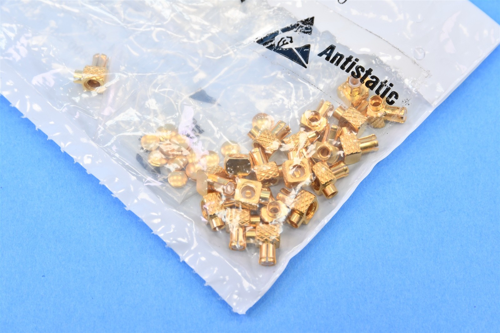 20 Cinch MCX Connector Male 50Ohms Free Hanging Right Angle Solder 133-3693-101