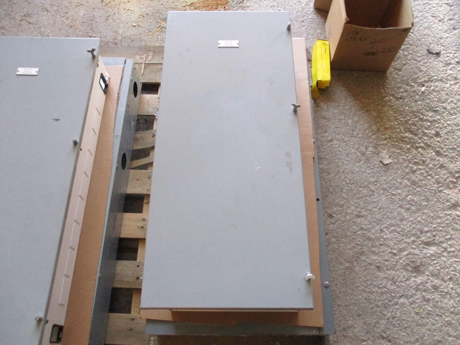 EATON PRL1A PANELBOARD FOR 2100 MCC BUCKET 120/208 42 CIRCUIT 225 AMP MLO 36″