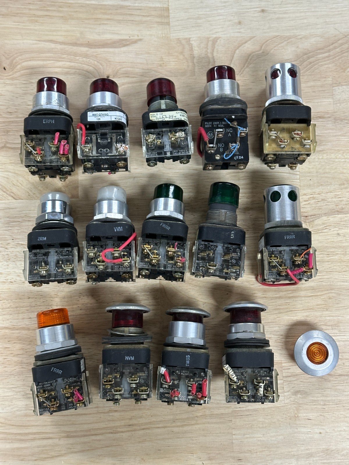 Allen Bradley Pushbutton and E-Stop Switches – [MIXED LOT OF 14]