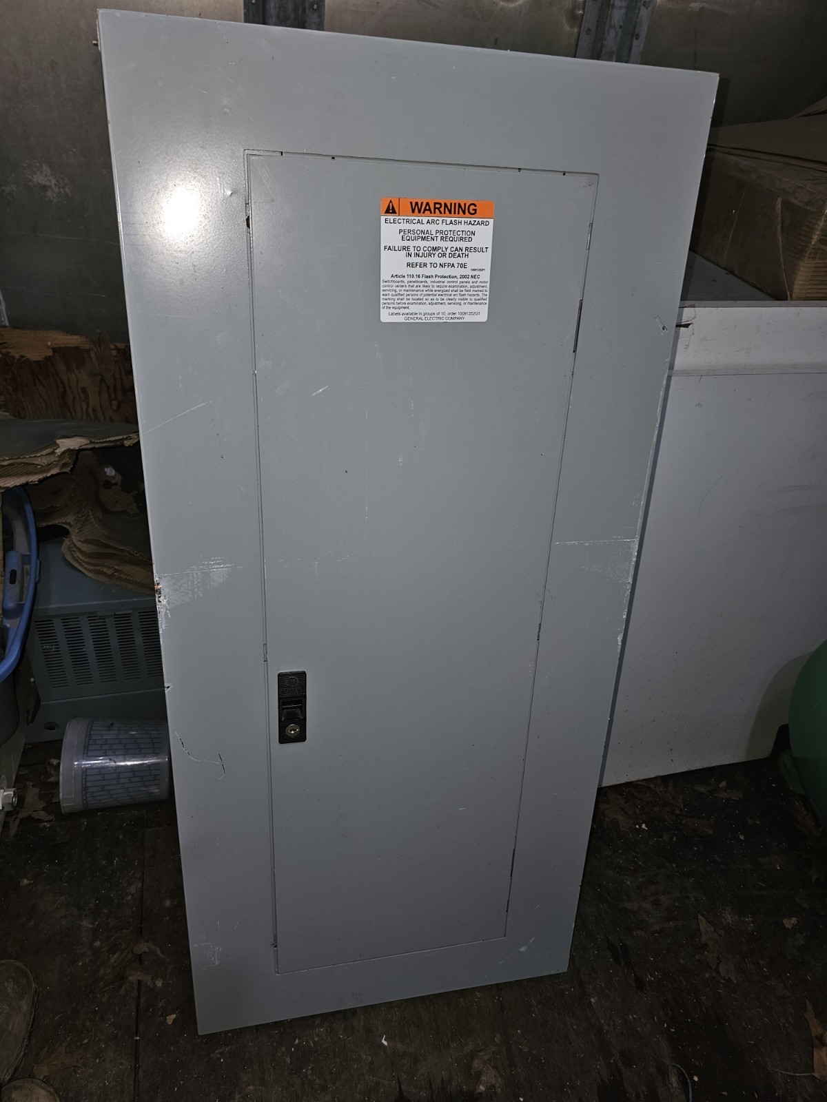 GE 200 Amp Panel 100 A Main & Breakers 208/120 Volt 3 Phase 30 Ct AQU3302RCX