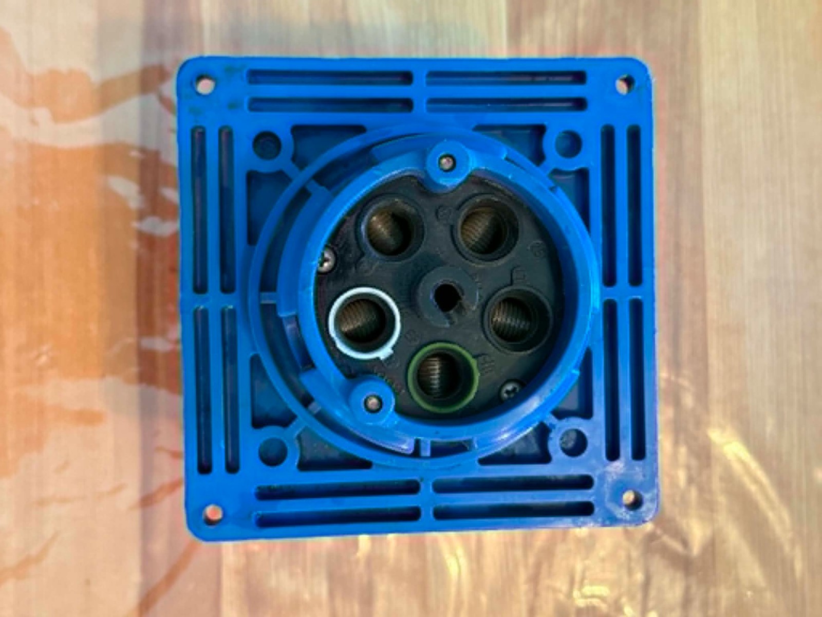 Hubbell 100A 3 Phase Watertight IEC Pin and Sleeve Device – Blue (HBL5100R9W)