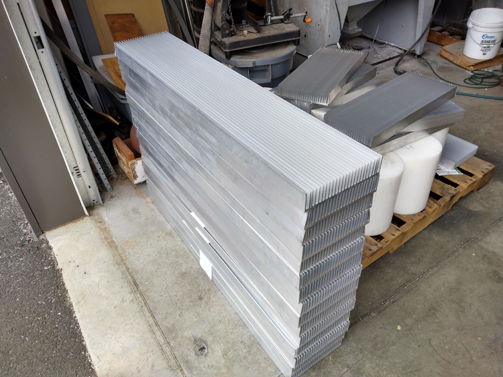 Aluminum heatsink ~9.5in x 2.25in 4ft and 2ft lot (minor shipping damage)