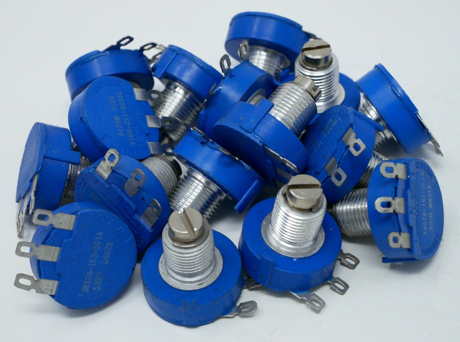 1X BOURNS 3852A-162-501A Rotary Potentiometer, Cermet, 500 ohm, 1W NOS