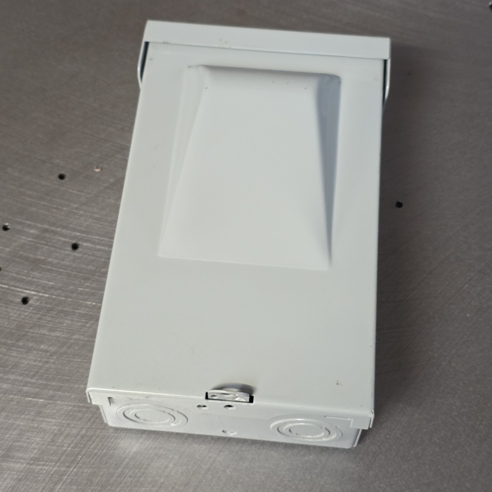 A.C disconnect box / fuse box 9″ x 5″ looks new ?