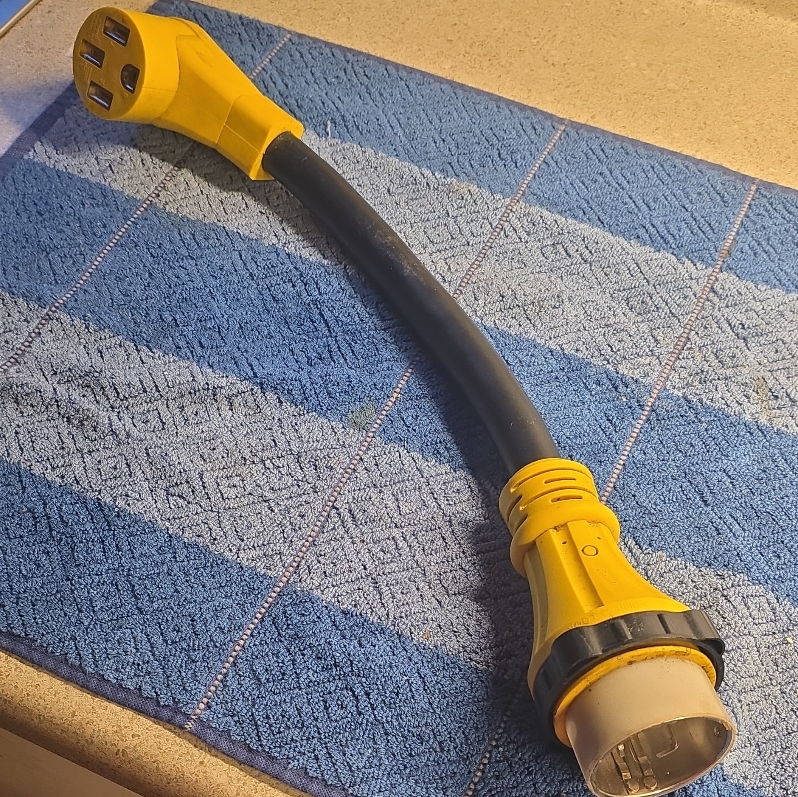Yellow/Black IEC 60309 Angled Electrical Plug Cord End 125V 16-20A 1 Outlet