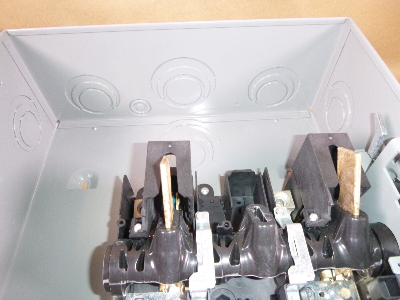 H224N Square D Fusible Safety Switch 200A, 3 Wire, 2 Pole, 1 Neutral, 240VAC