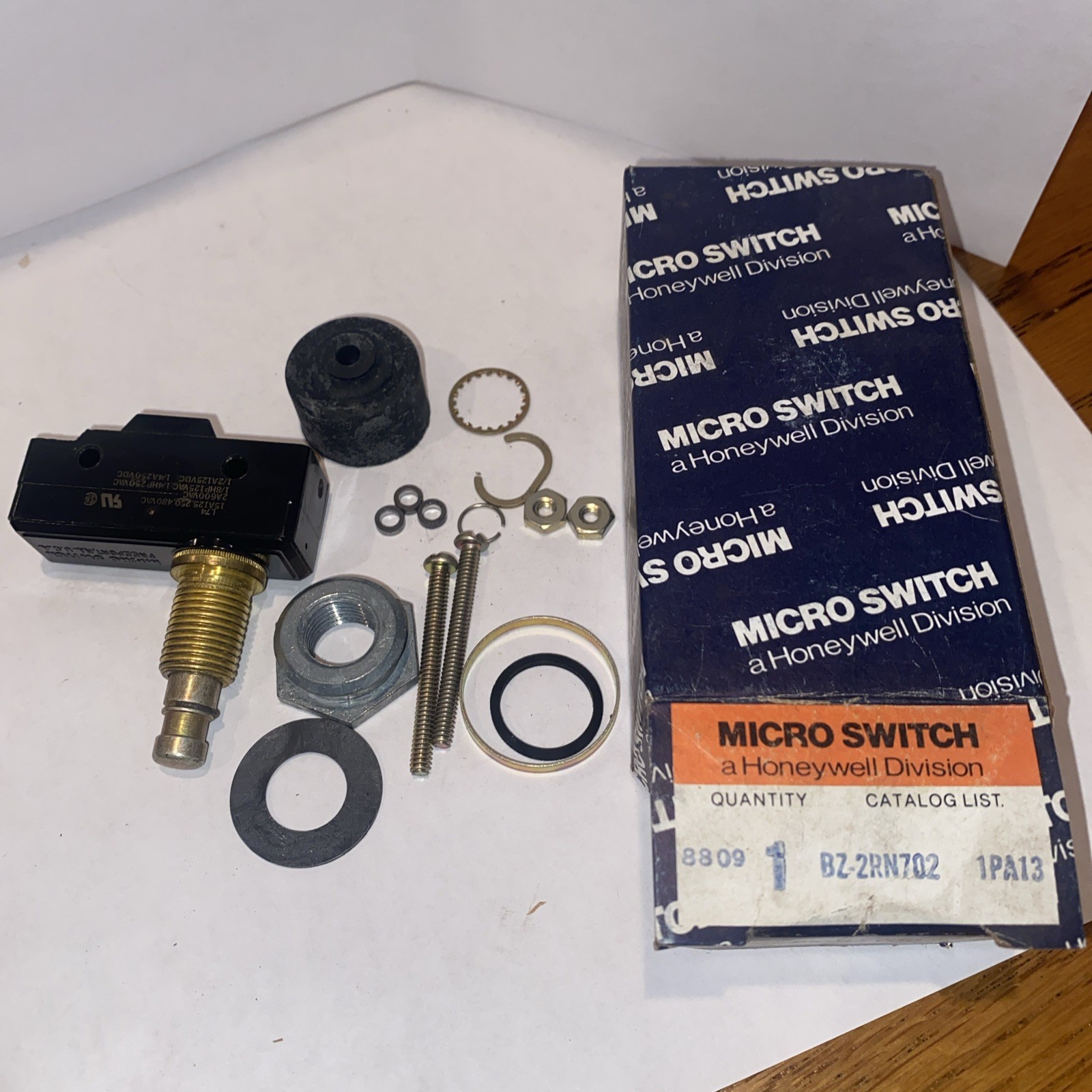 Micro Switch (Honeywell) BZ-2RN702 1PA13 Precision Switch, in original box