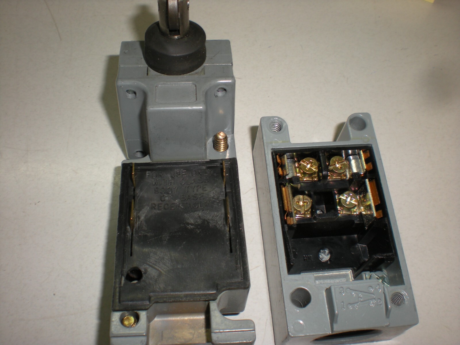 Square D C54F Limit Switch with Roller Plunger – (1)NO and (1) NC – Tests OK