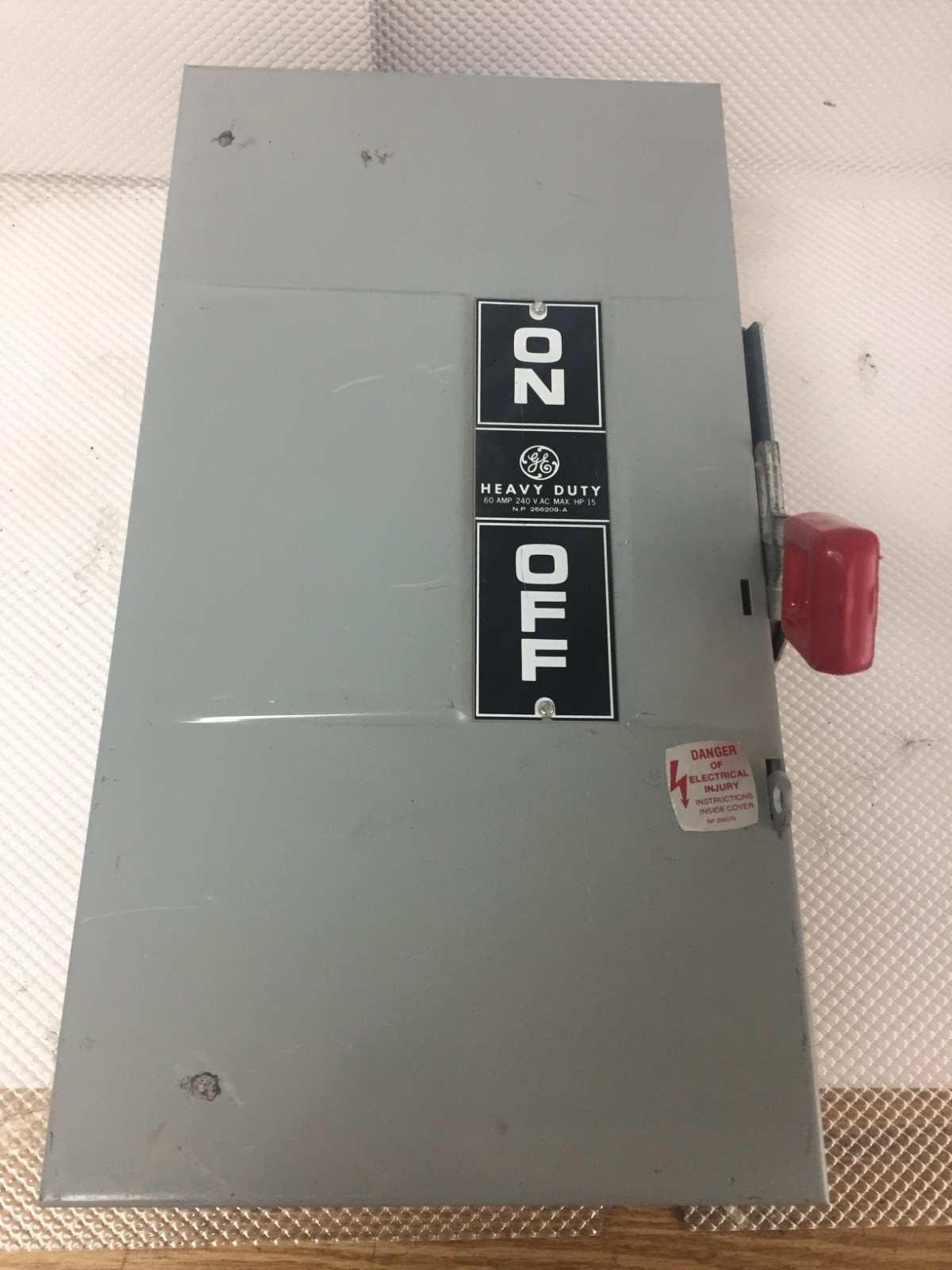 GE TH3222 60 AMP 240 VOLT 1 PHASE FUSIBLE INDOOR DISCONNECT..D-2120