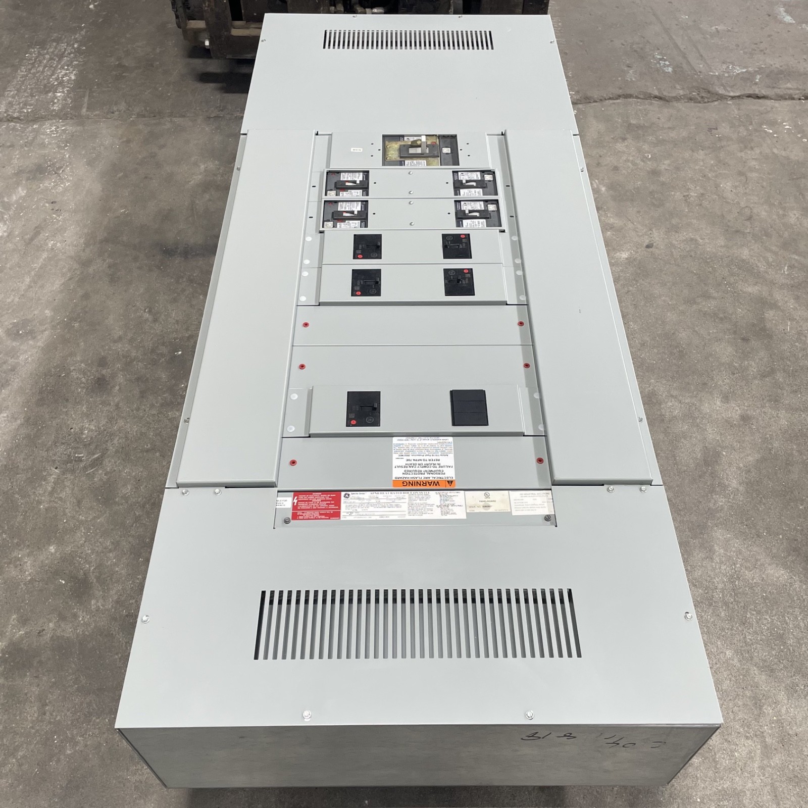 GE 600 Amp MAIN Breaker APNB Bolt-On Style Panelboard 208Y/120V – 3Ph 4W