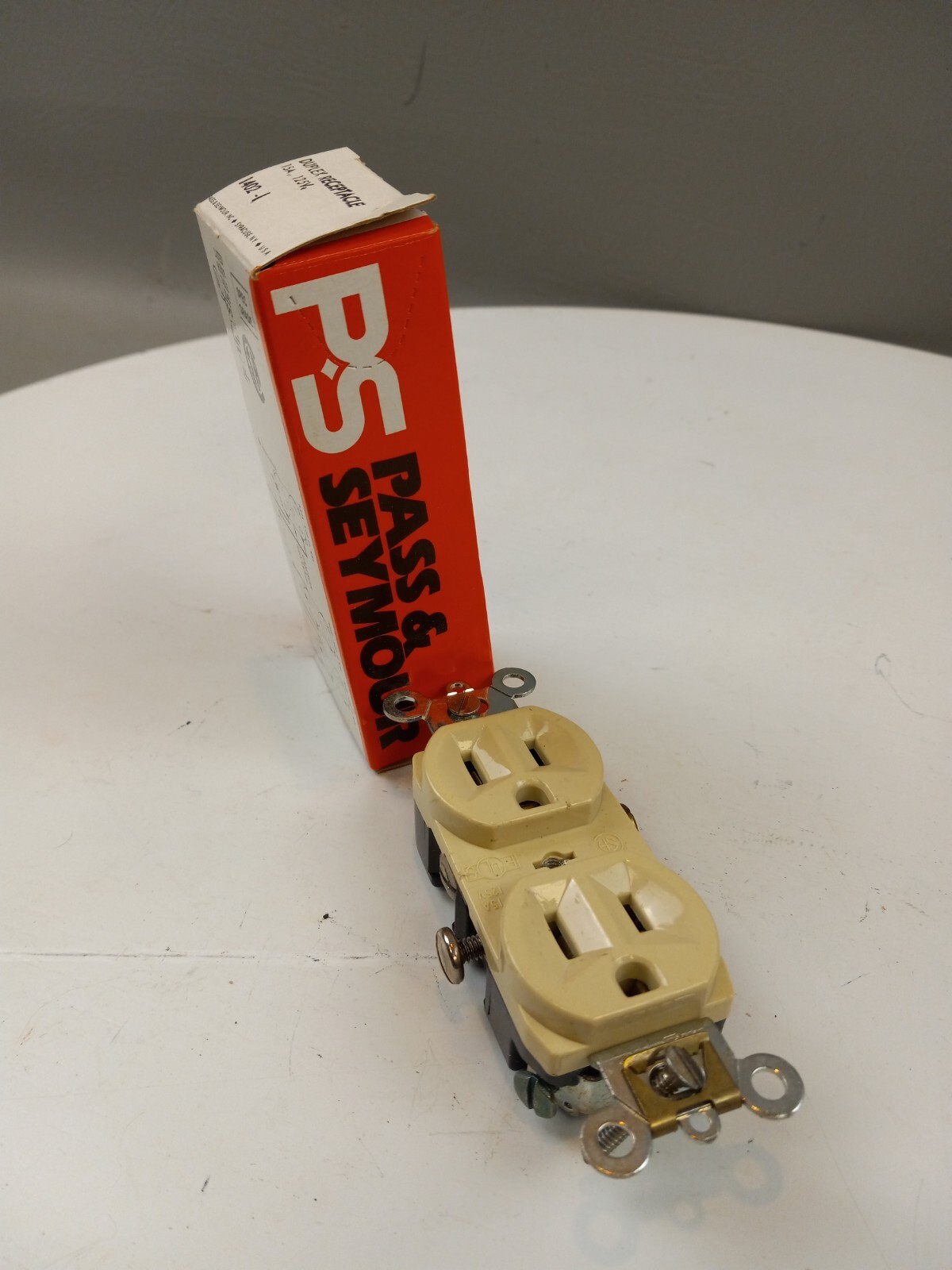 NEW PASS & SEYMOUR 1402-1 DUPLEX RECEPTACLE, 15A 125V, IVORY NOS