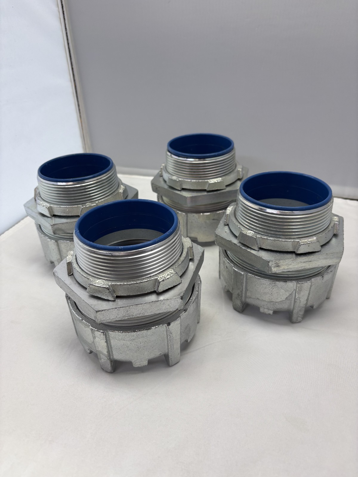 Thomas & Betts 5339 3″ Liquidtight Straight Flex Insulated Conduit Connectors