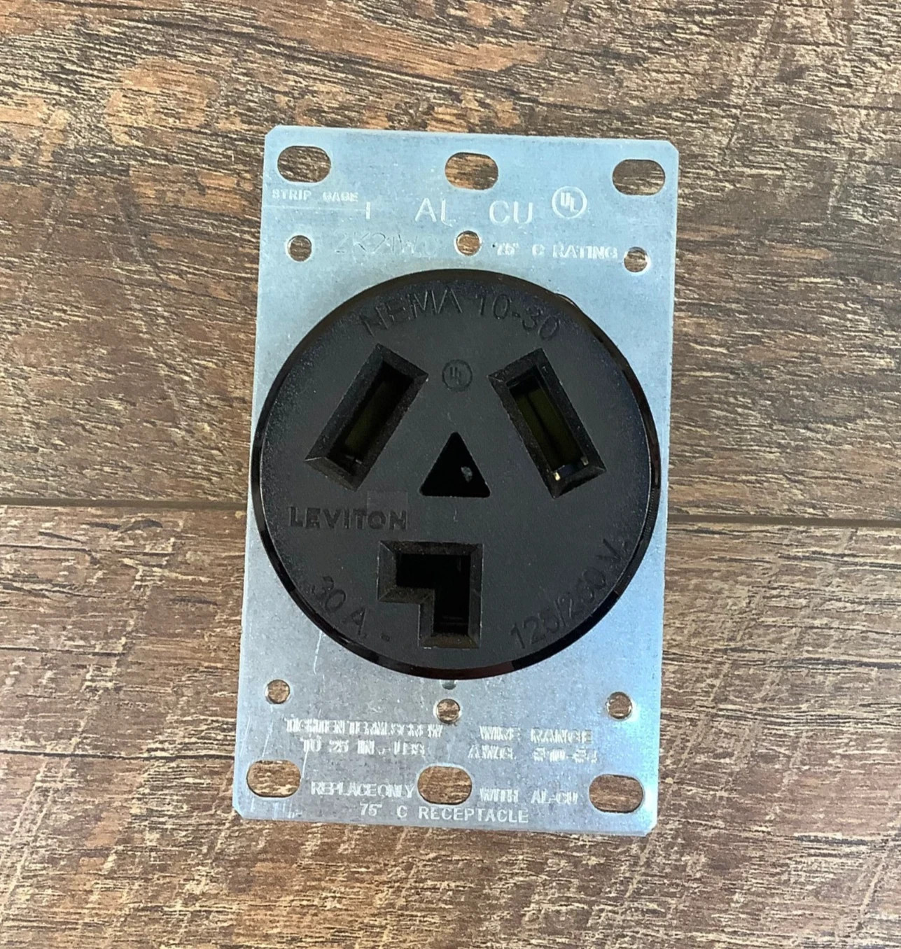 Leviton Flush Mount Receptacle 30 Amp 125/250V 10-30R 3 Wire Plug 5207-S10