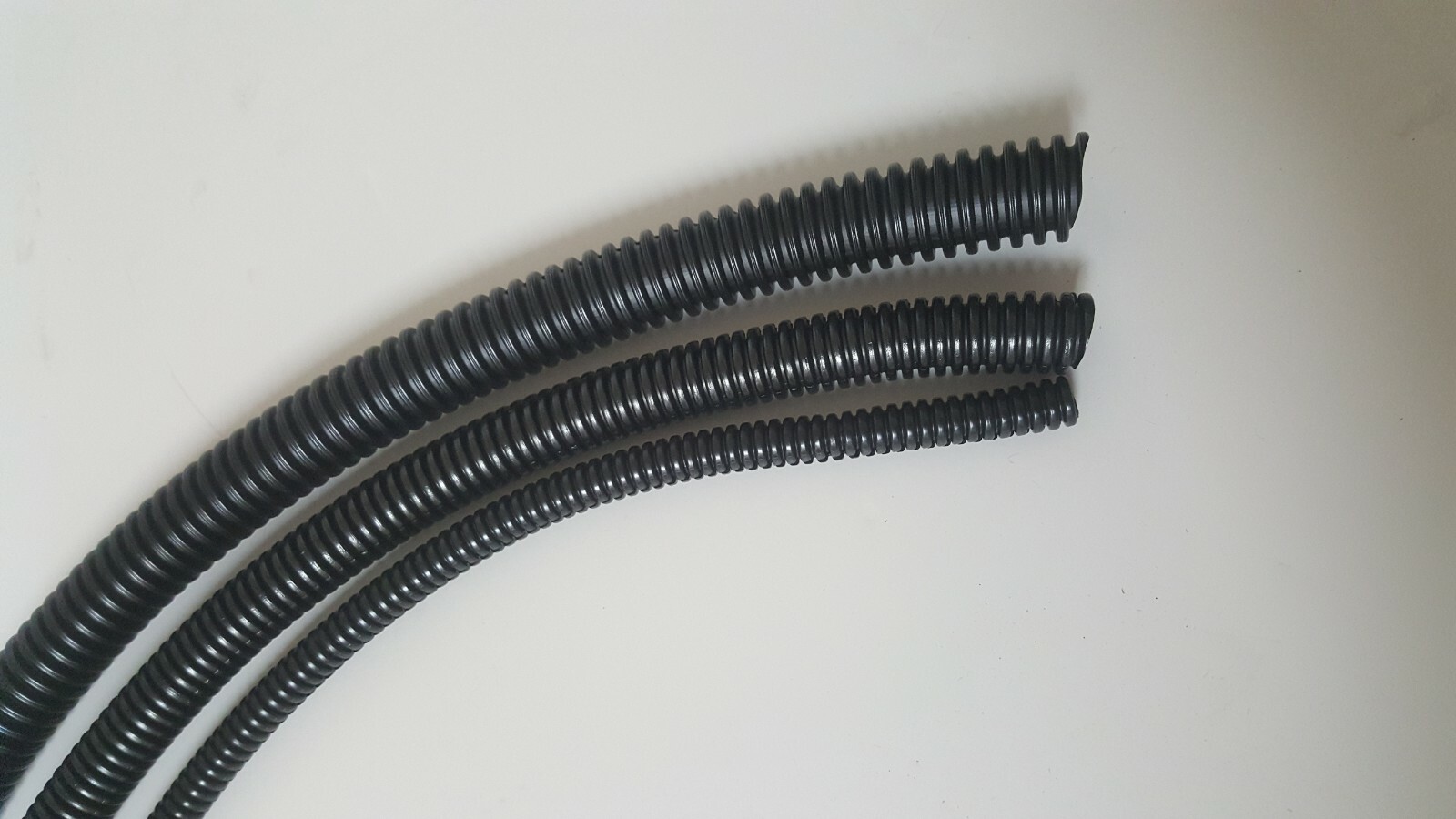Split Wire Loom Conduit Polyethylene BLACK HIGH TEMP. 1/4″ ,3/8″ ,1/2″,1″