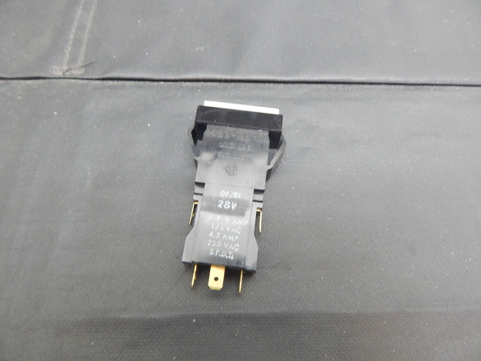 MOLEX 1820-RL “M” SNAP IN PANEL MOUNT PUSH BUTTON SWITCH WHITE/CLEAR LENS