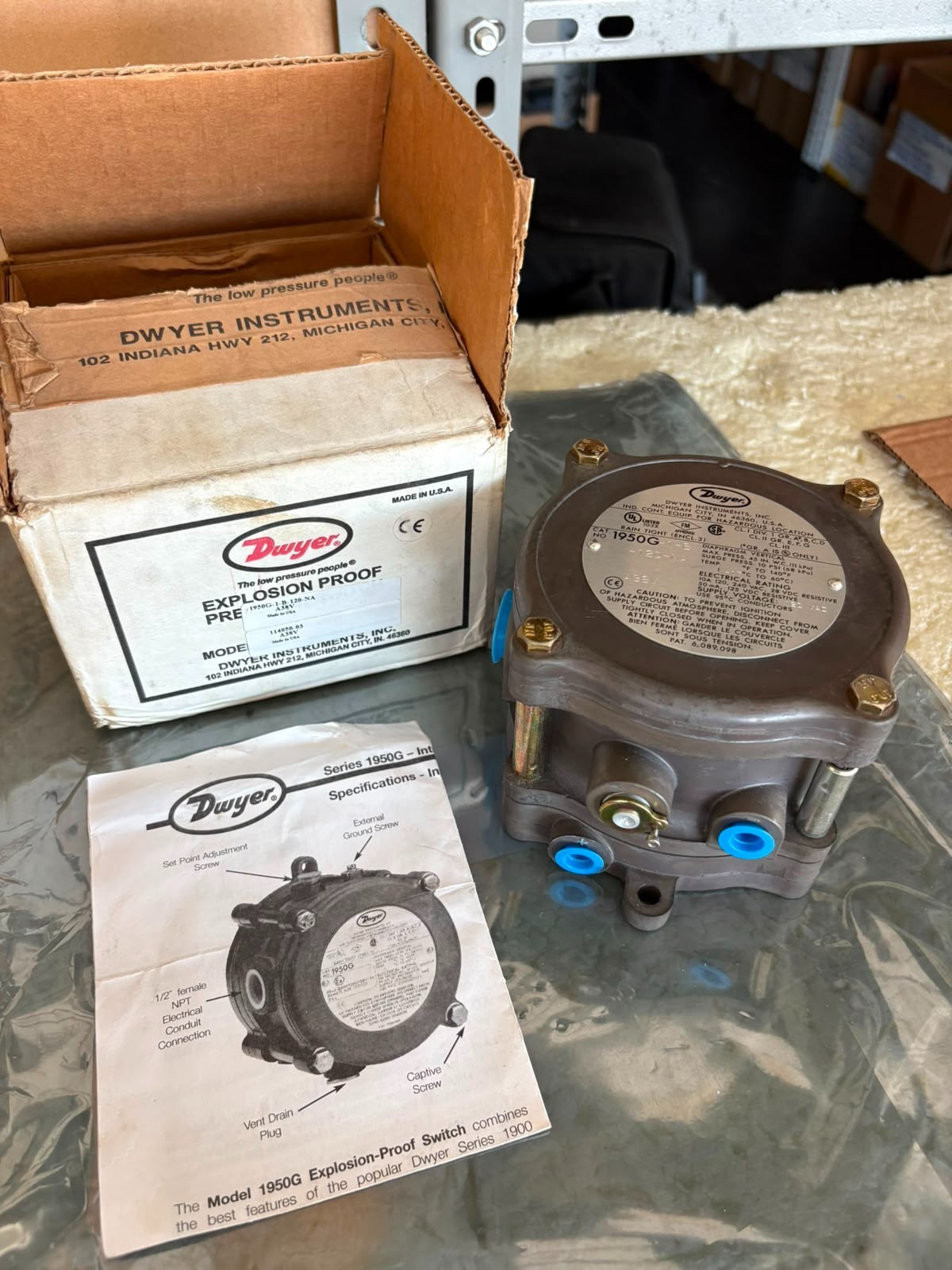 Dwyer 1950G-1-B-120-NA Explosion Proof Differential Pressure Switch 120VAC NOS