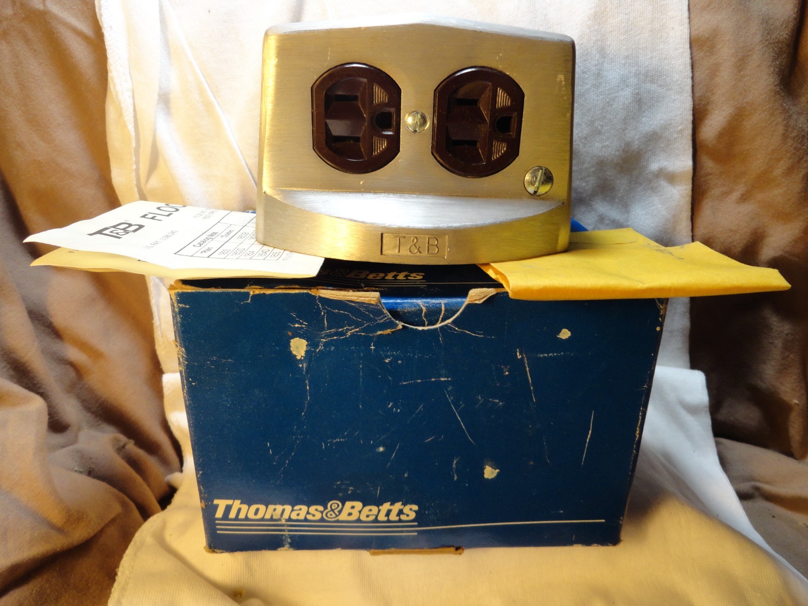 THOMAS & BETTS NEW FLOOR ELECTRICAL OUTLET SATIN FINISH 1854D FAST FREE SHIPPING